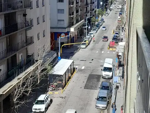 2 AMBIENTES Y DEPENDENCIA DE SERVICIO A LA CALLE ESPACIO DE COCHERA