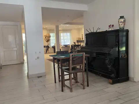 Casa 8 ambientes con 4 baños
