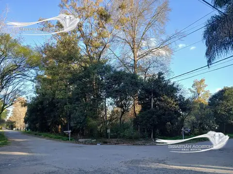 Terreno en esquina en Parque Leloir