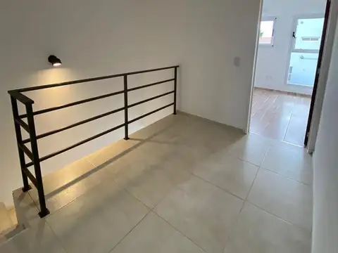 Depto Tipo Casa en Alquiler en Lisandro Olmos Etcheverry, $ 900.000