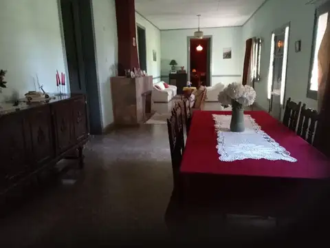 Casa 6 ambientes con 2 baños