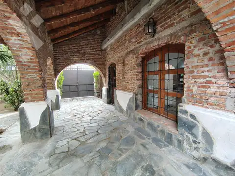 Casa en Alquiler con 1 cochera