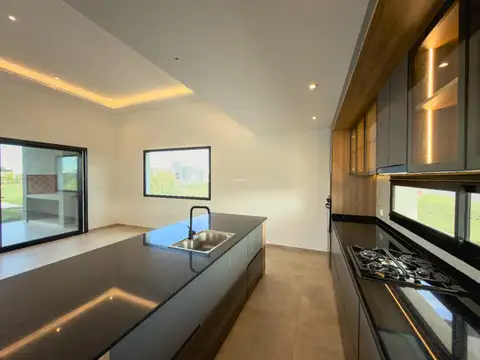 Casa 4 ambientes con 2 baños