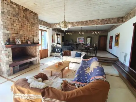 Espectacular Casa Con 4 Cuartos, Pileta, Bajada Al Rio Y Dependencias.