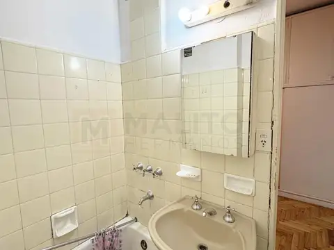 DEPARTAMENTO MONOAMBIENTE CON BALCÓN, COCINA INDEPENDIENTE Y BAULERA