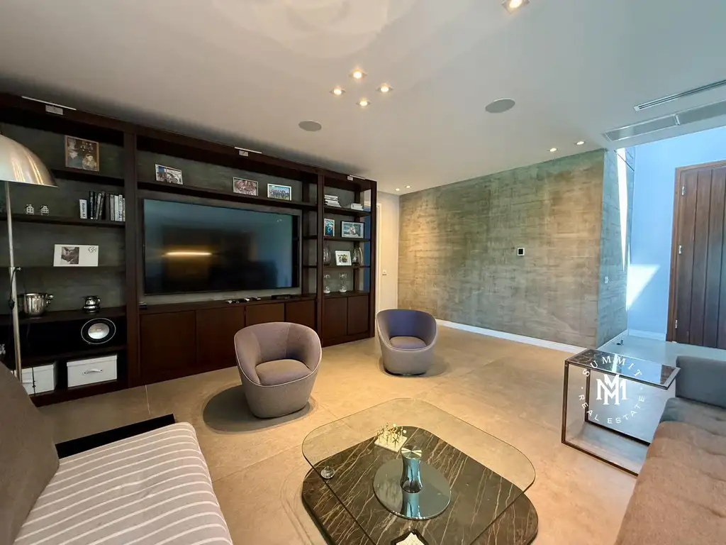 Casa - 695  m² Cubierta | 5 dormitorios | 3 años | 6 baños | 6 ambientes | 3 toilettes