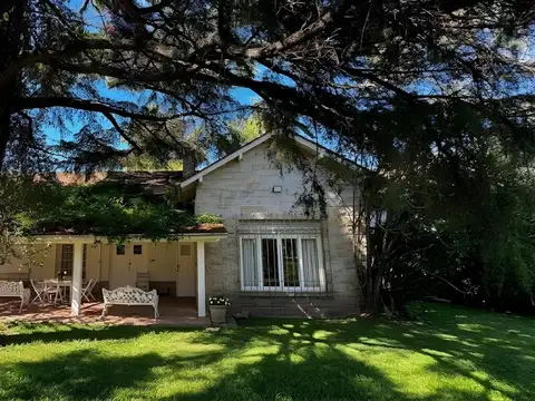 Chalet a refaccionar cinco ambientes amplio lote INVERSOR