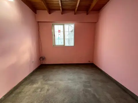 Duplex de 2 dormitorios con patio y cochera en venta en Los Hornos sobre Calle 139 [Cod: 0087]