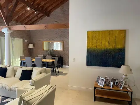 Casa 6 ambientes con 5 baños