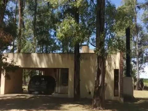 VENTA CASA UN DORMITORIO Y COMODÍN PISCINA EN CAMPO TIMBÓ