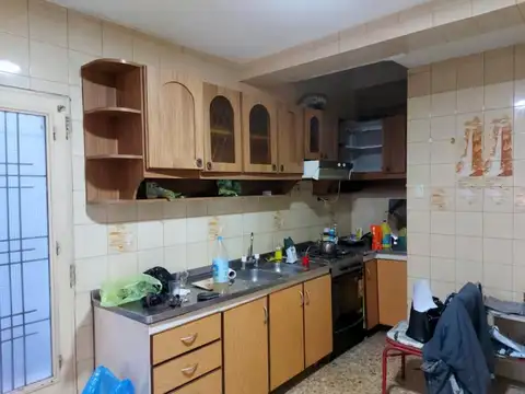 Vendo: Tipo casa PH entrada indep.3 amb. Cocina c/comedor. Baño y toilette, lav. y terraza propia.-