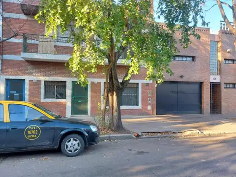 Vendo: Tipo casa PH entrada indep.3 amb. Cocina c/comedor. Baño y toilette, lav. y terraza propia.-