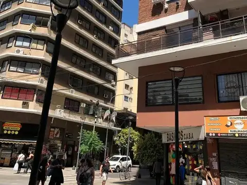 Valentín Gómez e/ Avenida Pueyrredón y Castelli