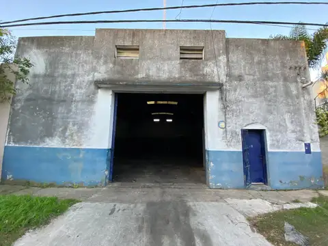 Galpon con amplio porton de ingreso a mts de Av Antartida!!!