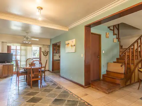 Casa 4 ambientes con 2 baños