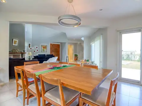 Casa 5 ambientes con 4 baños