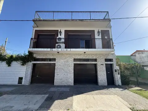 Casa 3 ambientes con Cochera y Patio en Venta - Wilde