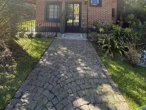Casa en venta  4 ambientes en Parque Leloir. 