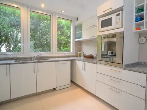 Casa 7 ambientes con 2 baños