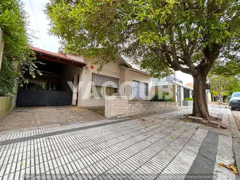 OPORTUNIDAD: Casa de 3 dormitorios, con escritorio, cochera doble y jardin con pileta en Tandil Ctro
