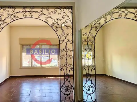 Casa 6 ambientes con 2 baños