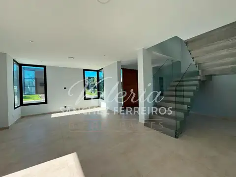 Casa 4 ambientes con 3 baños