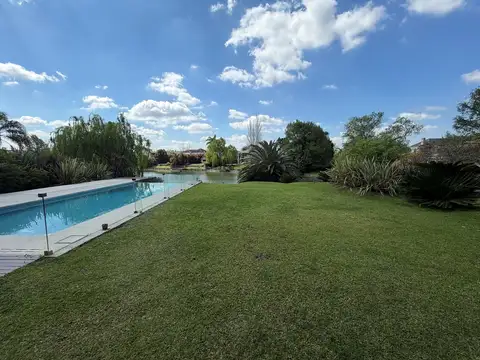 Casa en Alquiler con 2 cocheras