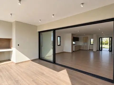 Casa 4 ambientes con 3 baños