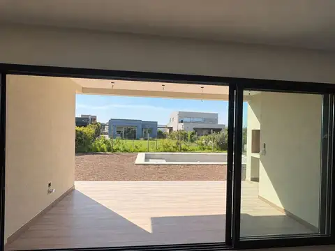 Casa en Venta en Pilar del Este - Santa Lucia, USD 179.000