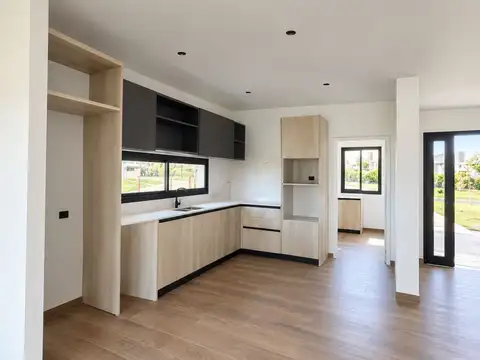 Casa en Venta con 4 cocheras