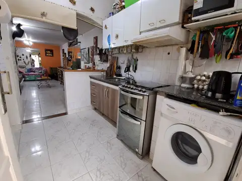 MONOAMBIENTE CON PATIO Y ESPACIO GUARDA COCHE SEMICUBIERTO