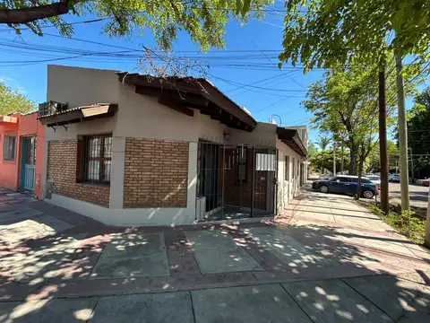 Casa Esquina Godoy Cruz, Una Planta, 2 Dorm, 1 Baño, Patio/Cochers