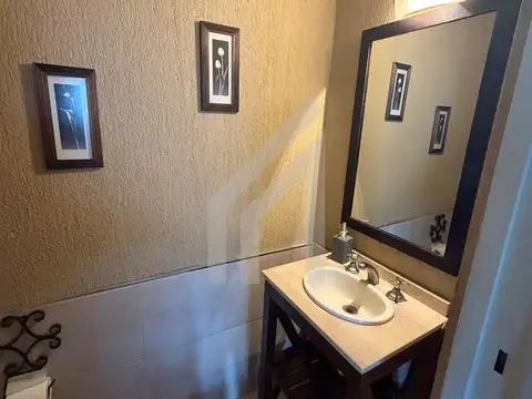 Casa en Alquiler con 2 cocheras