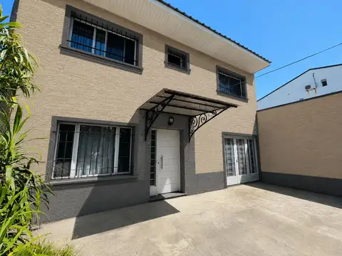 VENTA CASA 4 AMB LANUS MODERNA JARDIN COCHERA