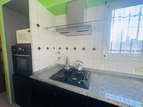 VENTA CASA 4 AMB LANUS MODERNA JARDIN COCHERA