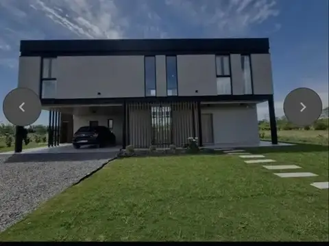 Imponente Casa Minimalista en Venta En Medal Country Club