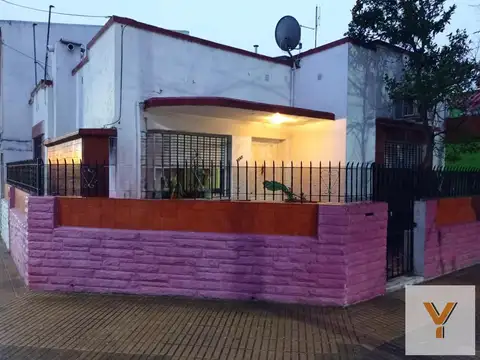 Casa en venta - 3 Dormitorios 1 Baño - 120Mts2 - Bernal Este