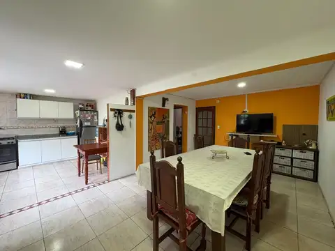 Casa 4 ambientes con 2 baños