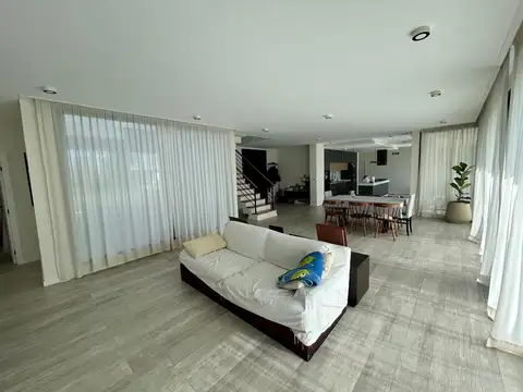 Casa 6 ambientes con 4 baños