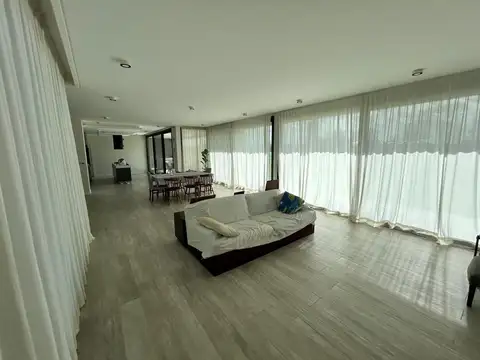 Casa en Venta con 6 cocheras