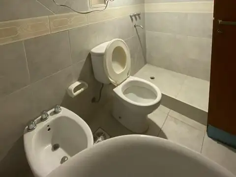 Departamento 2 dormitorios en pleno centro de Tandil con patio y espacio para auto.