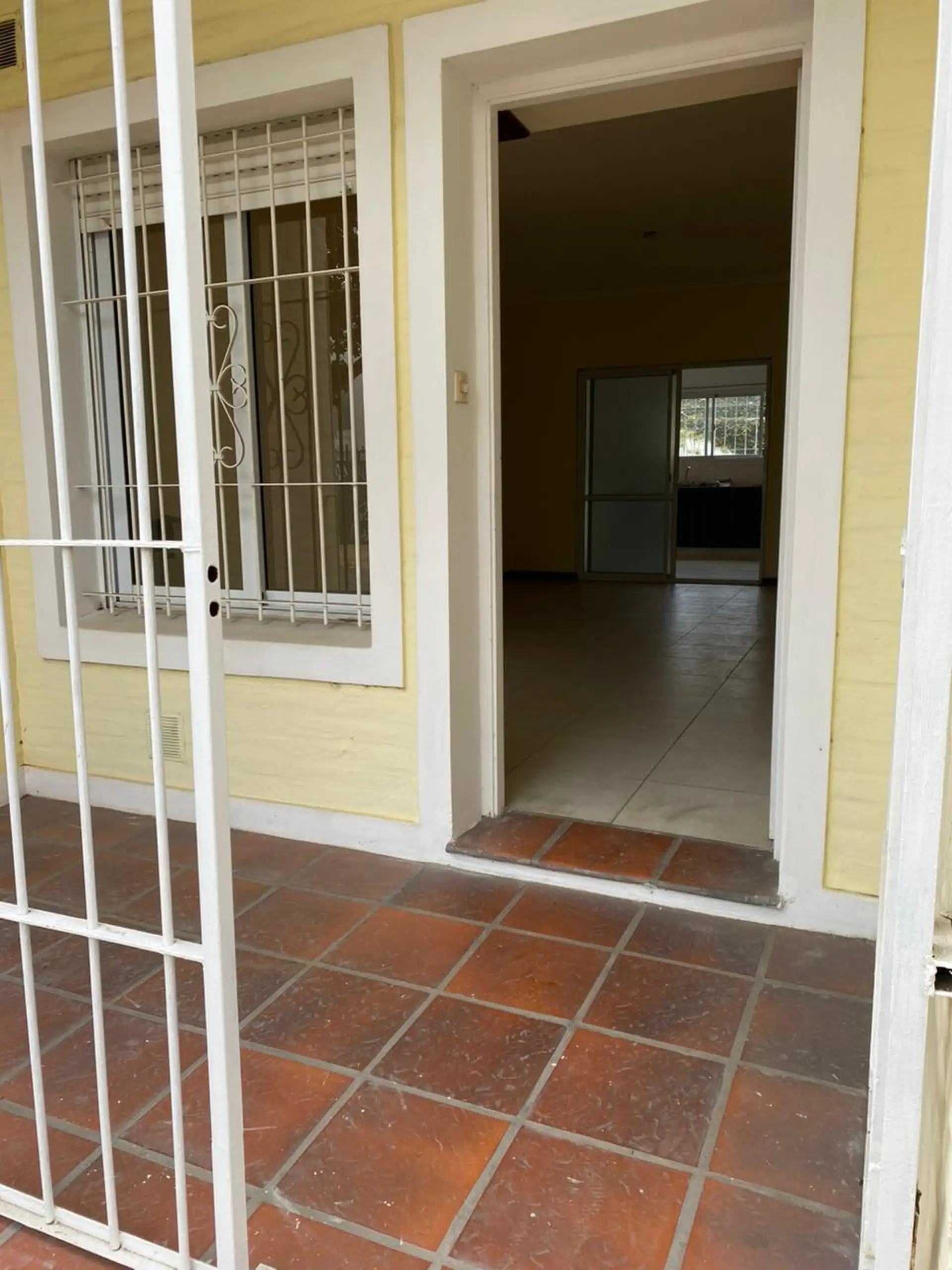 PH 3 amb en PB con 2 dorm, 81 m² y patio compartido — Mitre, Tandil