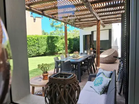 Casa 7 ambientes con 4 baños