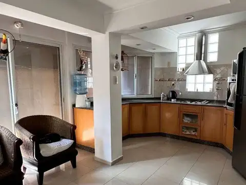 Casa 6 ambientes con 2 baños