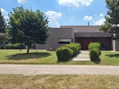 Casa en venta 5 ambientes, en Barrio Fincas de San Vicente