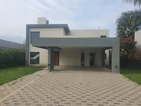 Casa 9 ambientes con 2 baños