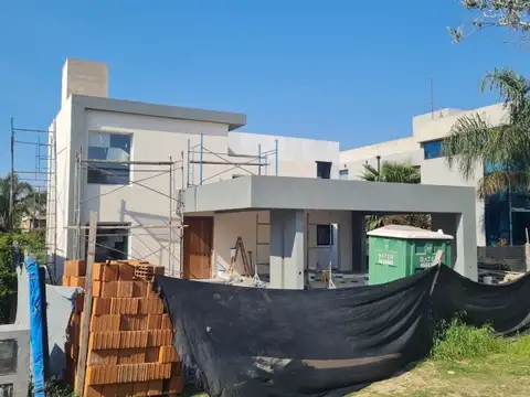 Casa en Venta con 2 cocheras