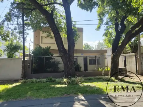 Casa en venta de 4 dormitorios, parque y pileta c/ cochera en Fisherton