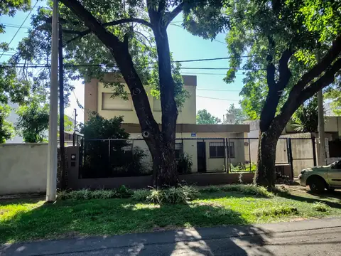 Casa en venta de 4 dormitorios, parque y pileta c/ cochera en Fisherton