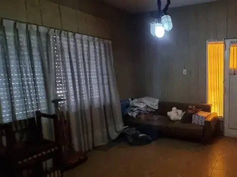 EN VENTA EN CASEROS ZONA NORTE CERCA A EX PEUGEOT CASA EN LOTE PROPIO 146M2, 200M2 CUB. - FICHA 9854